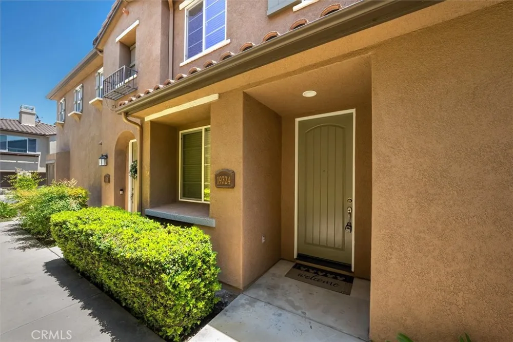 19324 Opal Lane Saugus, CA 91350