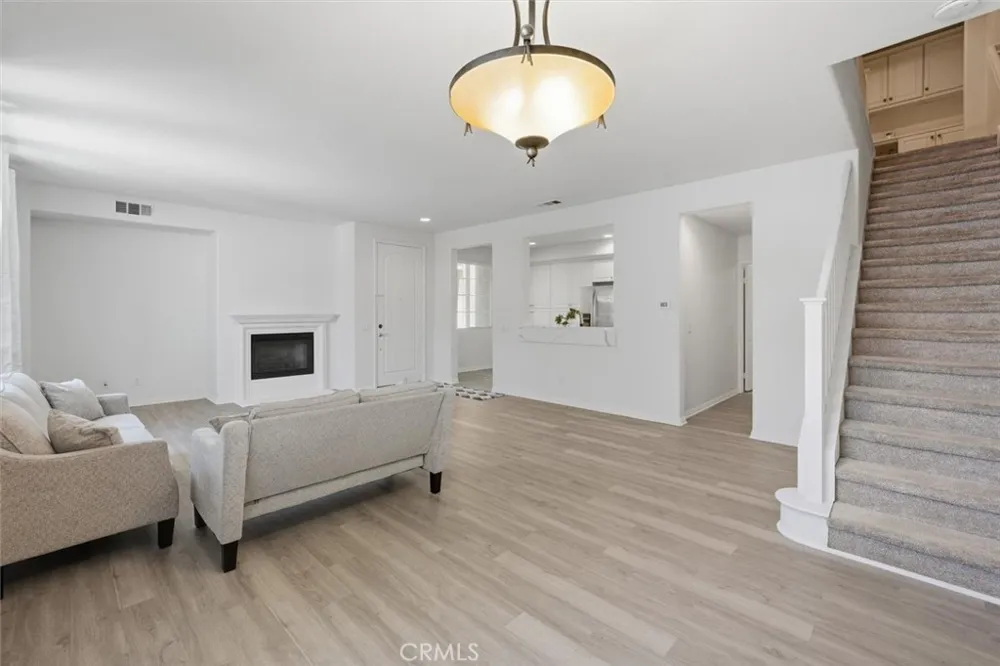 19324 Opal Lane Saugus, CA 91350