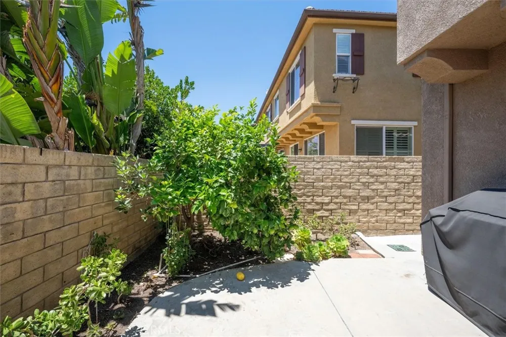19324 Opal Lane Saugus, CA 91350