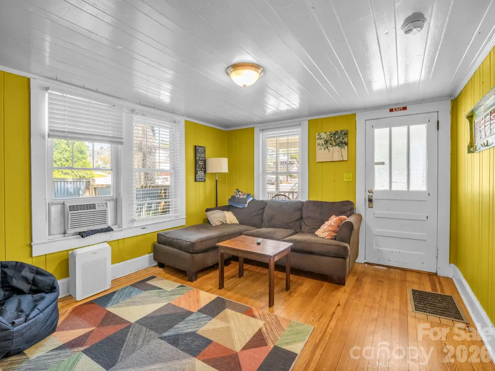 302 Davis Street Hendersonville, NC 28739