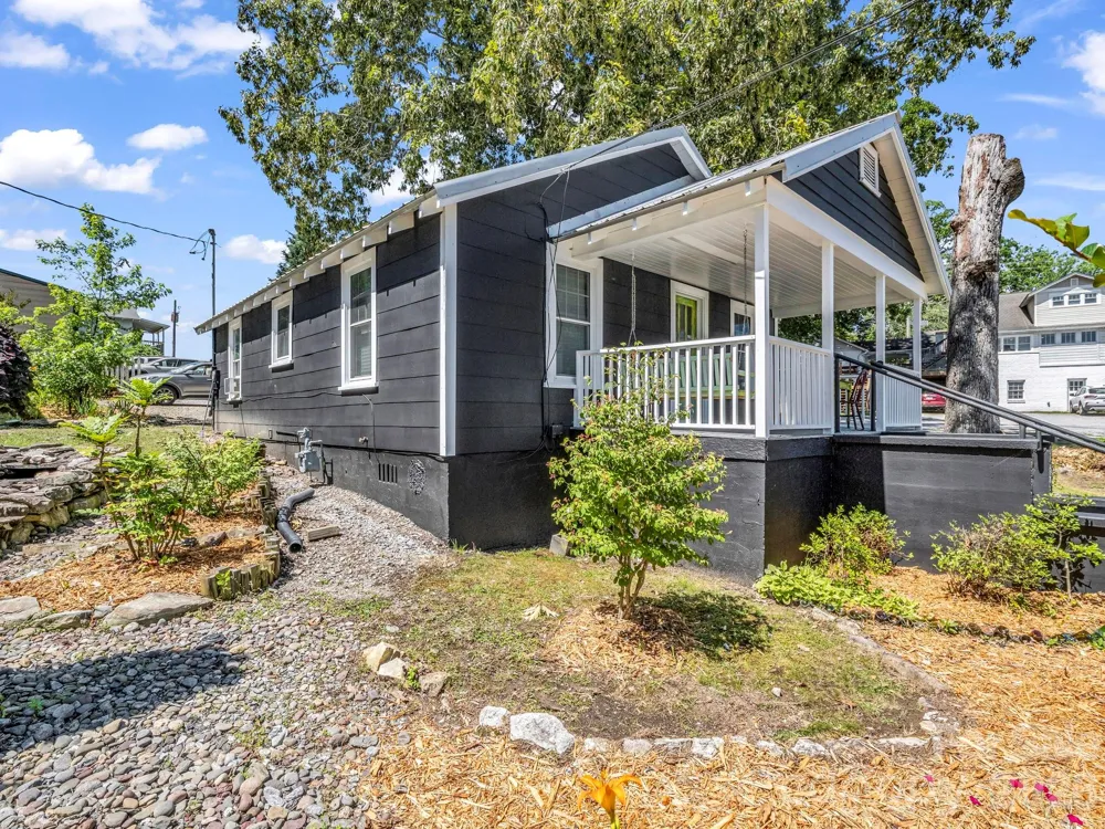 302 Davis Street Hendersonville, NC 28739