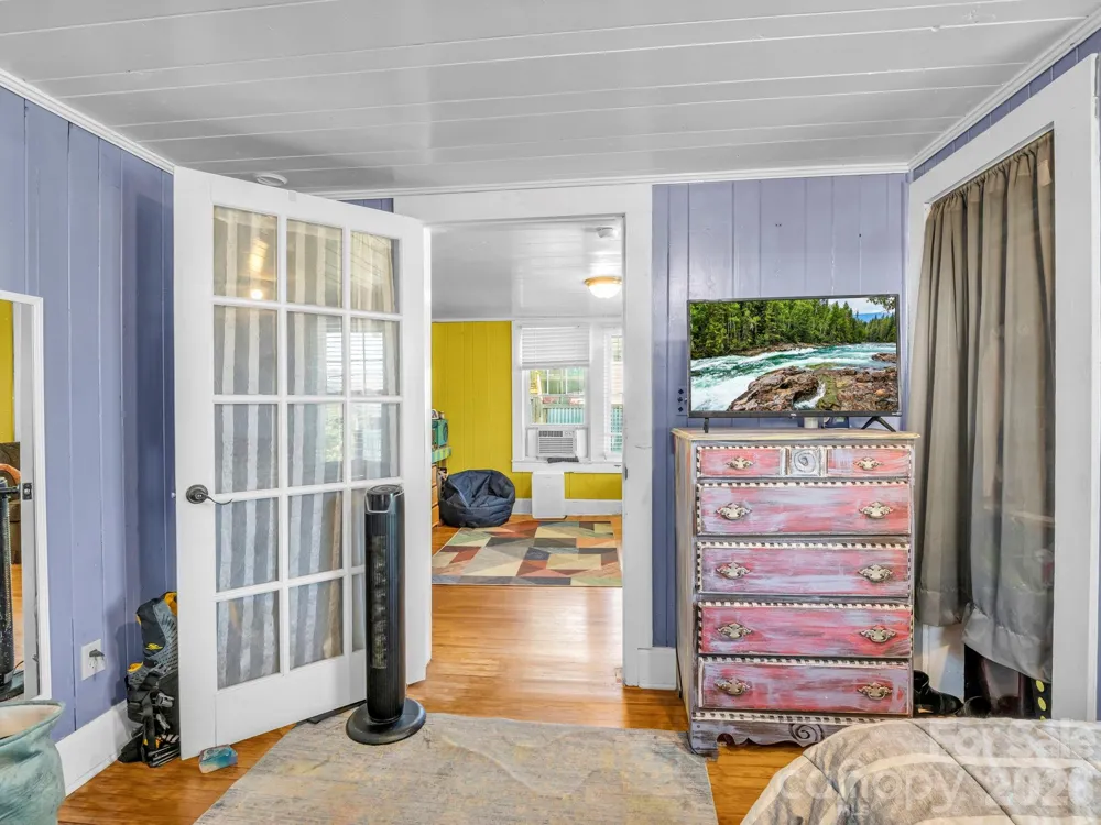 302 Davis Street Hendersonville, NC 28739