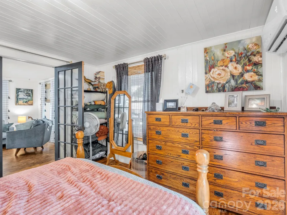 302 Davis Street Hendersonville, NC 28739