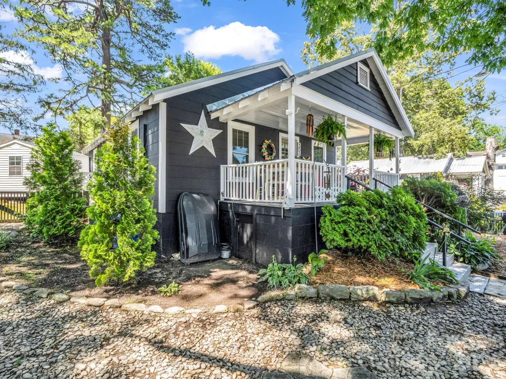 302 Davis Street Hendersonville, NC 28739