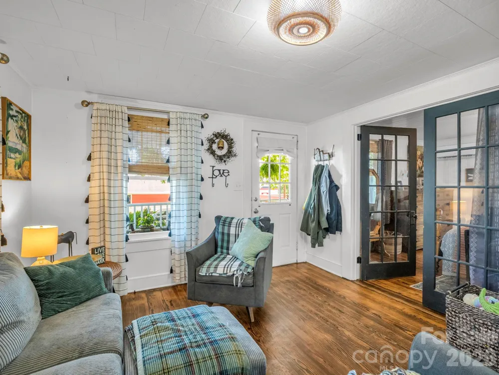 302 Davis Street Hendersonville, NC 28739