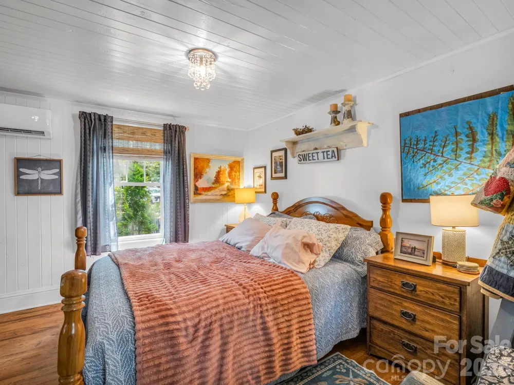 302 Davis Street Hendersonville, NC 28739