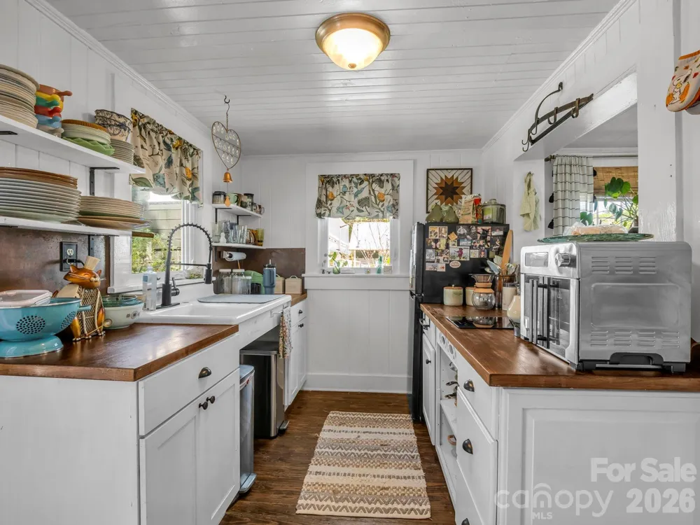 302 Davis Street Hendersonville, NC 28739