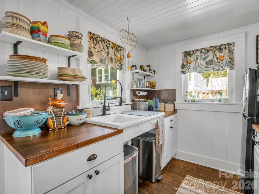 302 Davis Street Hendersonville, NC 28739