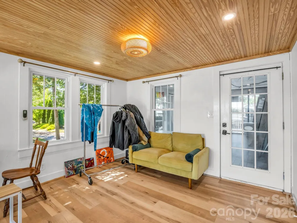 302 Davis Street Hendersonville, NC 28739