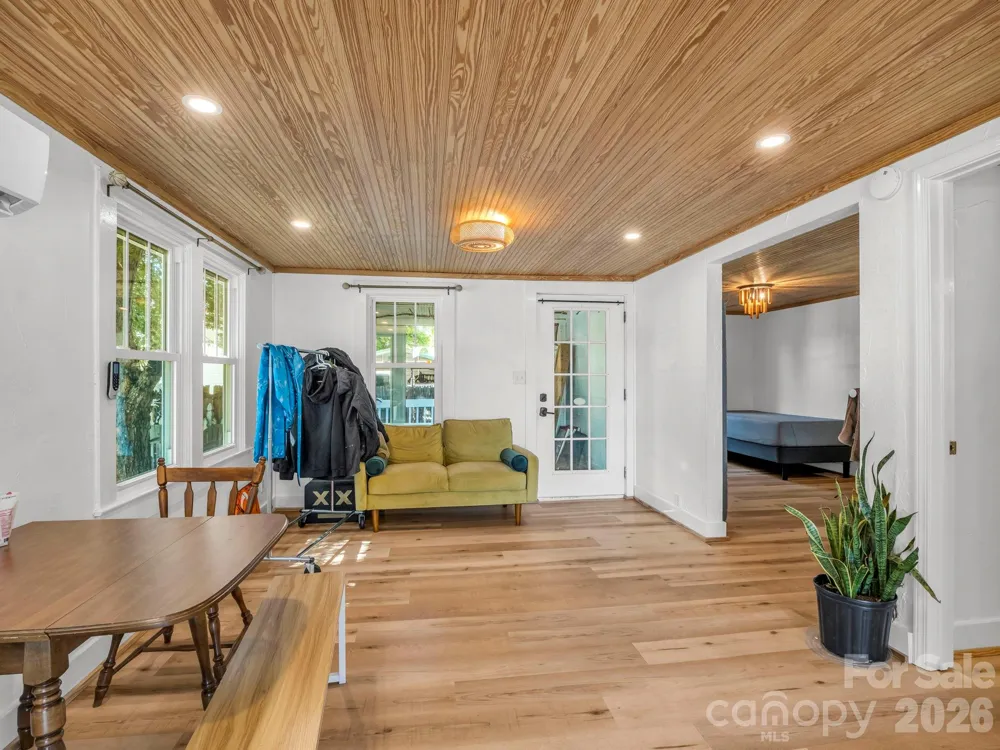 302 Davis Street Hendersonville, NC 28739