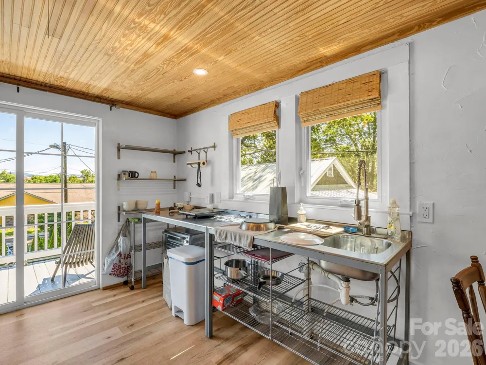 302 Davis Street Hendersonville, NC 28739