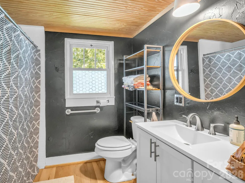 302 Davis Street Hendersonville, NC 28739