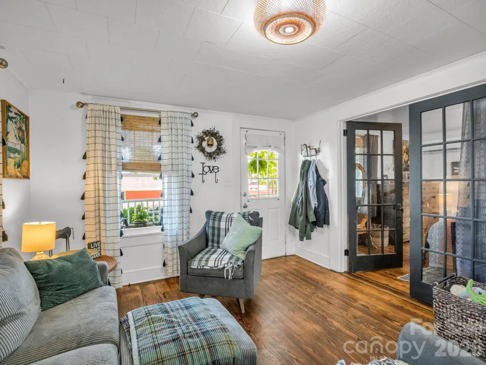 302 Davis Street Hendersonville, NC 28739