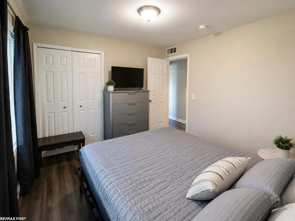 17438 Utica Oaks Lane Roseville City, MI 48066