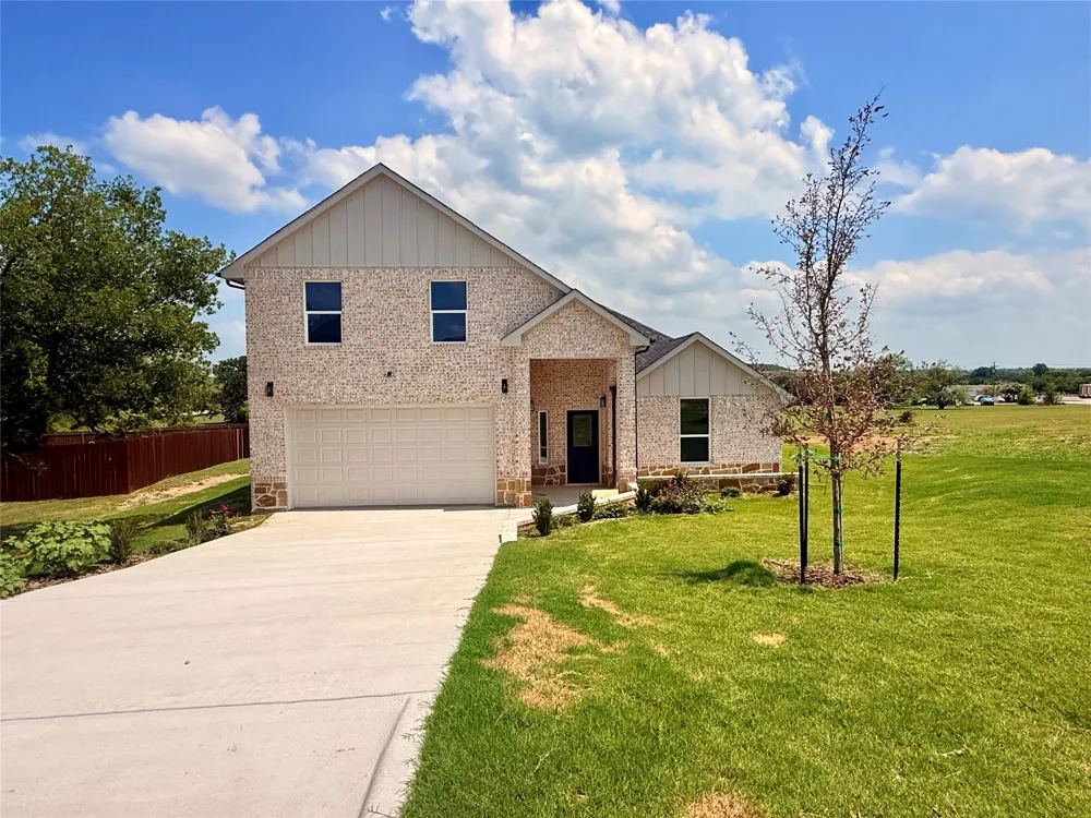 402 Bellaire Circle Mineral Wells, TX 76067