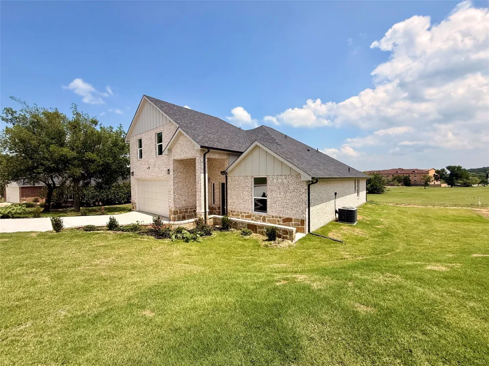 402 Bellaire Circle Mineral Wells, TX 76067