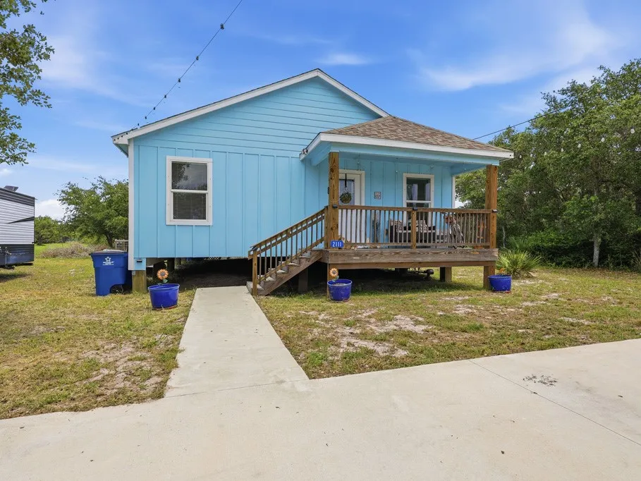 2111 Lone Star Rockport, TX 78382