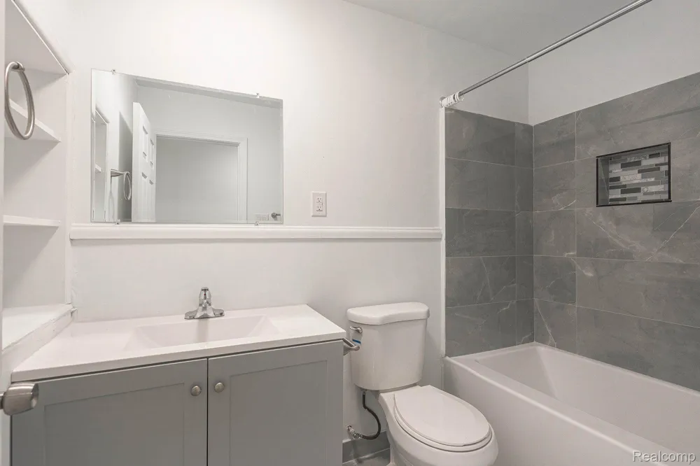 2475 S COMMERCE ROAD ##5 Wolverine Lake Village, MI 48390