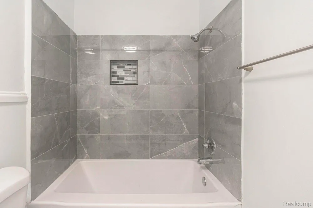 2475 S COMMERCE ROAD ##5 Wolverine Lake Village, MI 48390