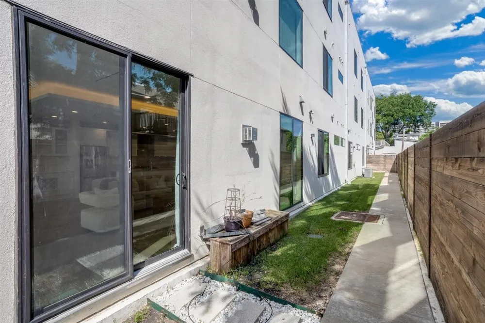 3923 Cole Avenue #101 Dallas, TX 75204