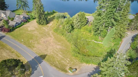 40 E Lakeshore Drive