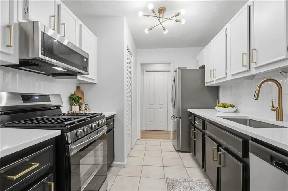 4013 Lake Pointe Circle Roswell, GA 30075