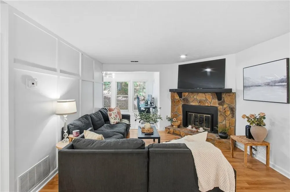 4013 Lake Pointe Circle Roswell, GA 30075