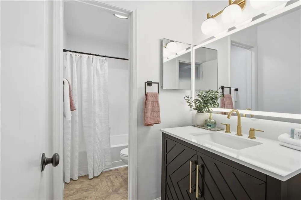 4013 Lake Pointe Circle Roswell, GA 30075