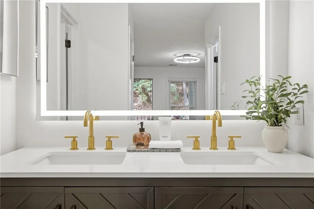 4013 Lake Pointe Circle Roswell, GA 30075