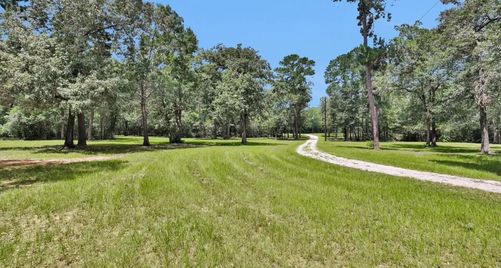 9445 Cr 415 E Navasota, TX 77868
