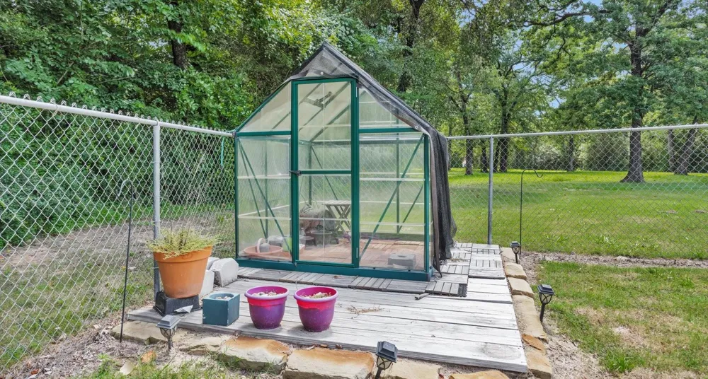9445 Cr 415 E Navasota, TX 77868