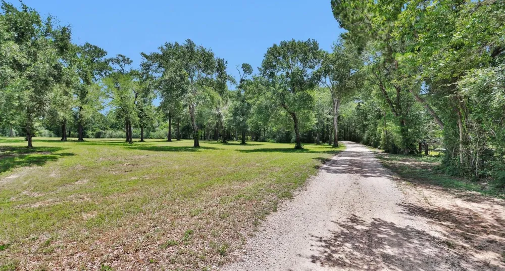 9445 Cr 415 E Navasota, TX 77868
