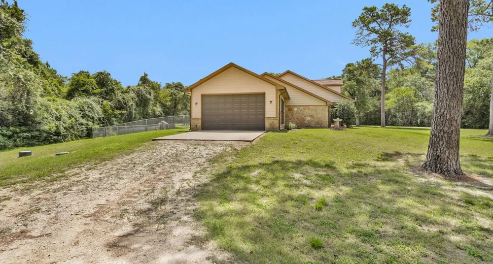 9445 Cr 415 E Navasota, TX 77868