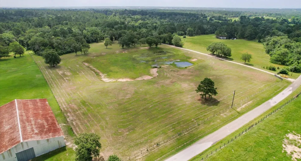 9445 Cr 415 E Navasota, TX 77868