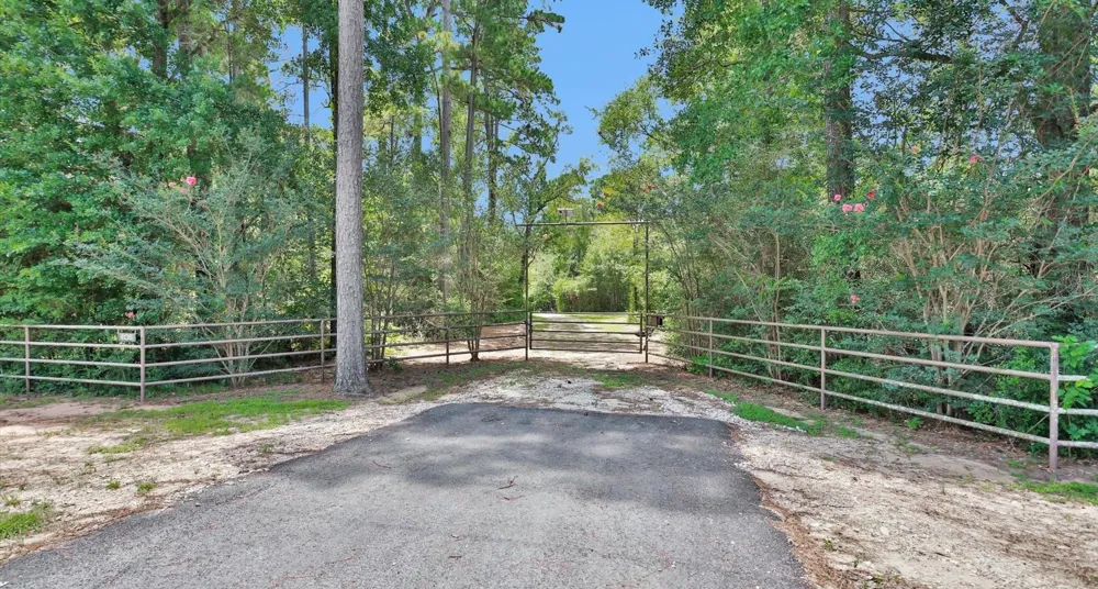 9445 Cr 415 E Navasota, TX 77868