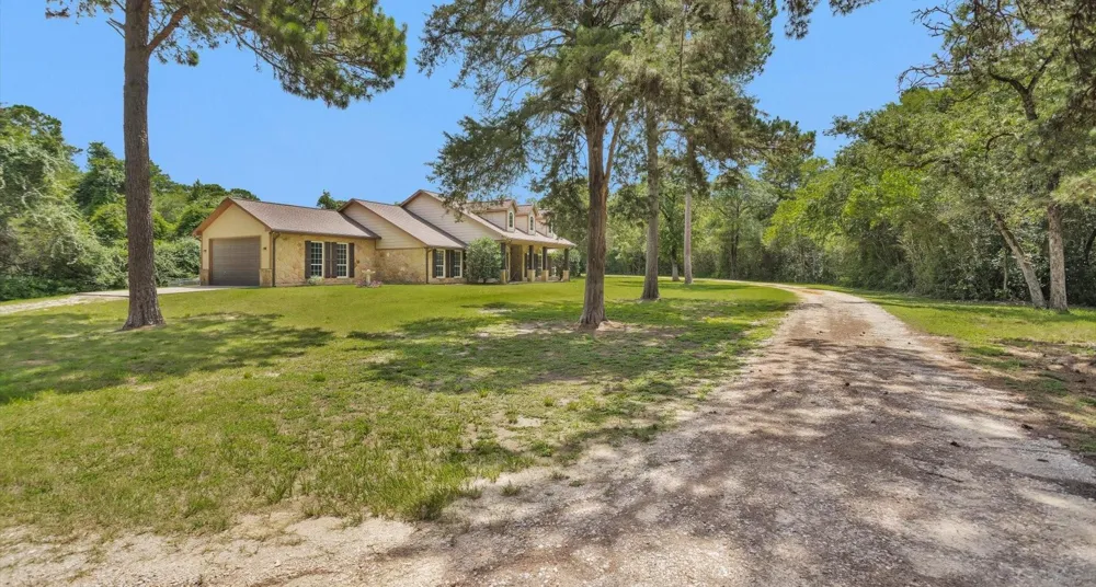 9445 Cr 415 E Navasota, TX 77868