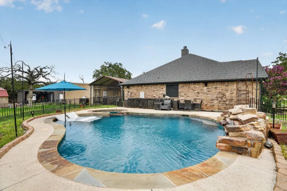 1017 County Road 3555 Paradise, TX 76073