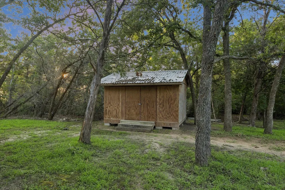 3685 Nixon Lake Road Carmine, TX 78932