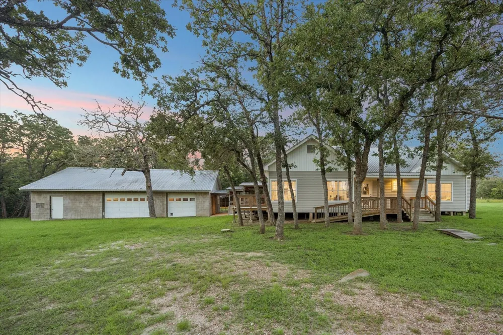 3685 Nixon Lake Road Carmine, TX 78932