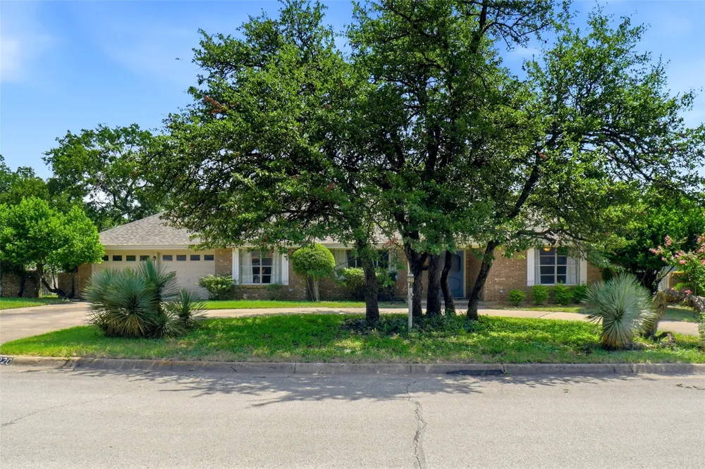 5920 Diamond Oaks Drive S Haltom City, TX 76117
