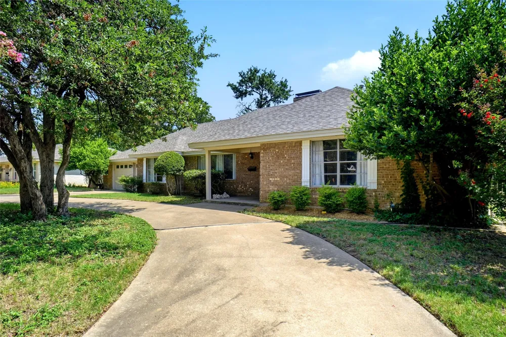 5920 Diamond Oaks Drive S Haltom City, TX 76117