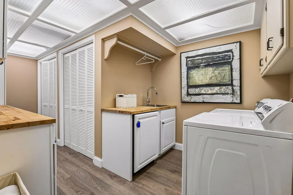 1140 Hollybrook Drive Wayzata, MN 55391