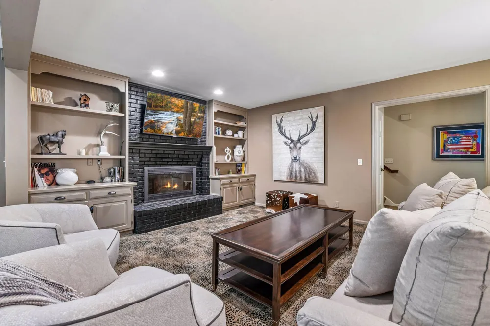 1140 Hollybrook Drive Wayzata, MN 55391