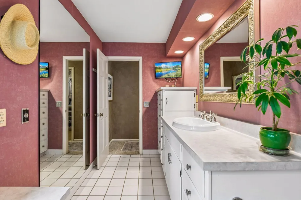 1140 Hollybrook Drive Wayzata, MN 55391