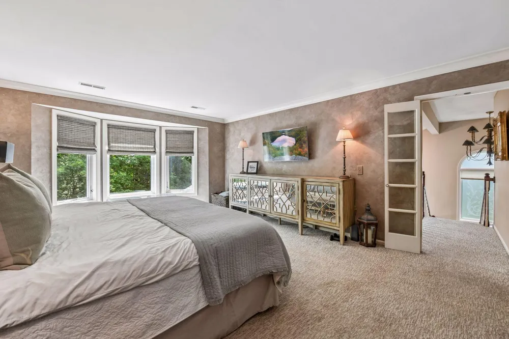 1140 Hollybrook Drive Wayzata, MN 55391