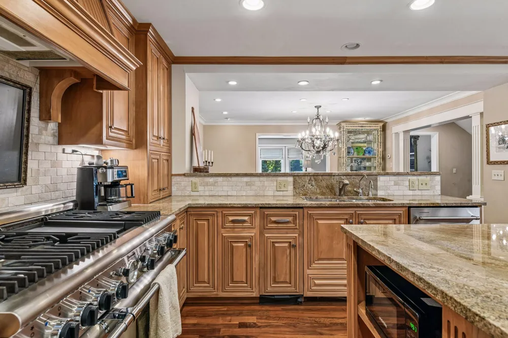 1140 Hollybrook Drive Wayzata, MN 55391