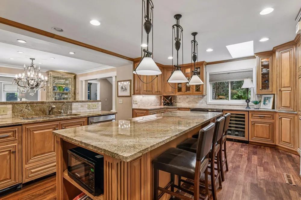 1140 Hollybrook Drive Wayzata, MN 55391