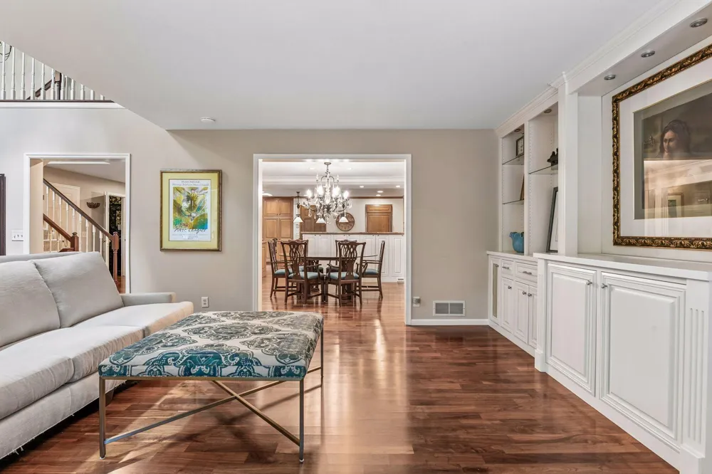 1140 Hollybrook Drive Wayzata, MN 55391