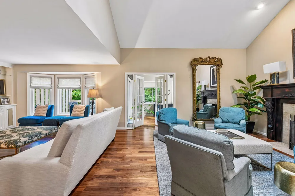 1140 Hollybrook Drive Wayzata, MN 55391