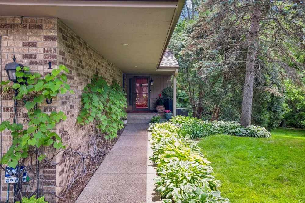 1140 Hollybrook Drive Wayzata, MN 55391